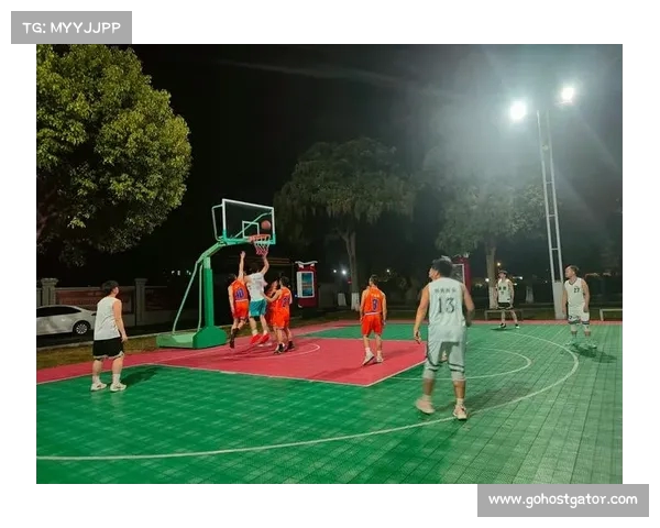 激情四溢的球场氛围:赛场上欢呼与紧张交织的瞬间 激情四溢的球场氛围:赛场上欢呼与紧张交织的瞬间